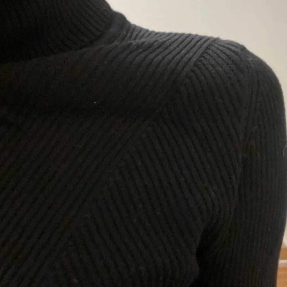 Stickad polotröja från Zara knittwear i svart. Mycket fint skick✨. Stickat.
