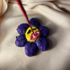 Rökelsehållare - Handgjord rökelsehållare som föreställer en blomma🌸🌸 bestäm färg själv 🤍 