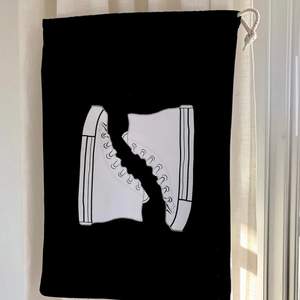 En svart organiseringspåse anpassad för skor. Perfekt att använda för att organisera i resväskan eller i garderoben! 30x45cm