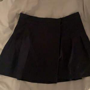 Mörkblå kjol från ASOS i storlek 42🤗knappt använd! 