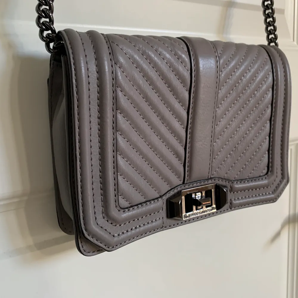 Grå Rebecca Minkoff väska S. Ordinarie pris 2500kr. Accessoarer.