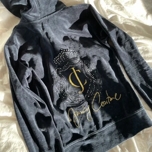 Juicy Couture - Juicy tröja. Säljes billigt pga strasspärlor som har ramlat av. Säljes pga flytt. BUDA