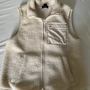 Lindex väst - Jätte mysig väst från Lindex i storlek S. Har några fläckar på fickan (se bild) men annars i bra skick. Skickas med spårbar frakt för 66kr. Har ni några frågor tveka inte att höra av er💗