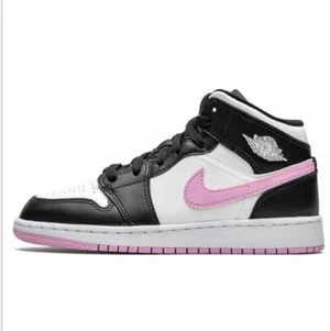 Jordan 1 mid white light arctic pink GS - Jag säljer mina rosa svarta vita Jordan dlm är helt äkta och jag beställde dom från Restocks då jag kan skicka bevis och har låda till dom jag har använt dom fint och jag kan skicka mer bilder om det önskas❤️(lånad bild) pris kan diskuteras vid snabb affär