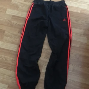 Adidas byxor (säljs ej längre) - Världens bekvämaste träningsbyxor från Adidas. Säljs ej hos adidas längre.strl 176 S/M 