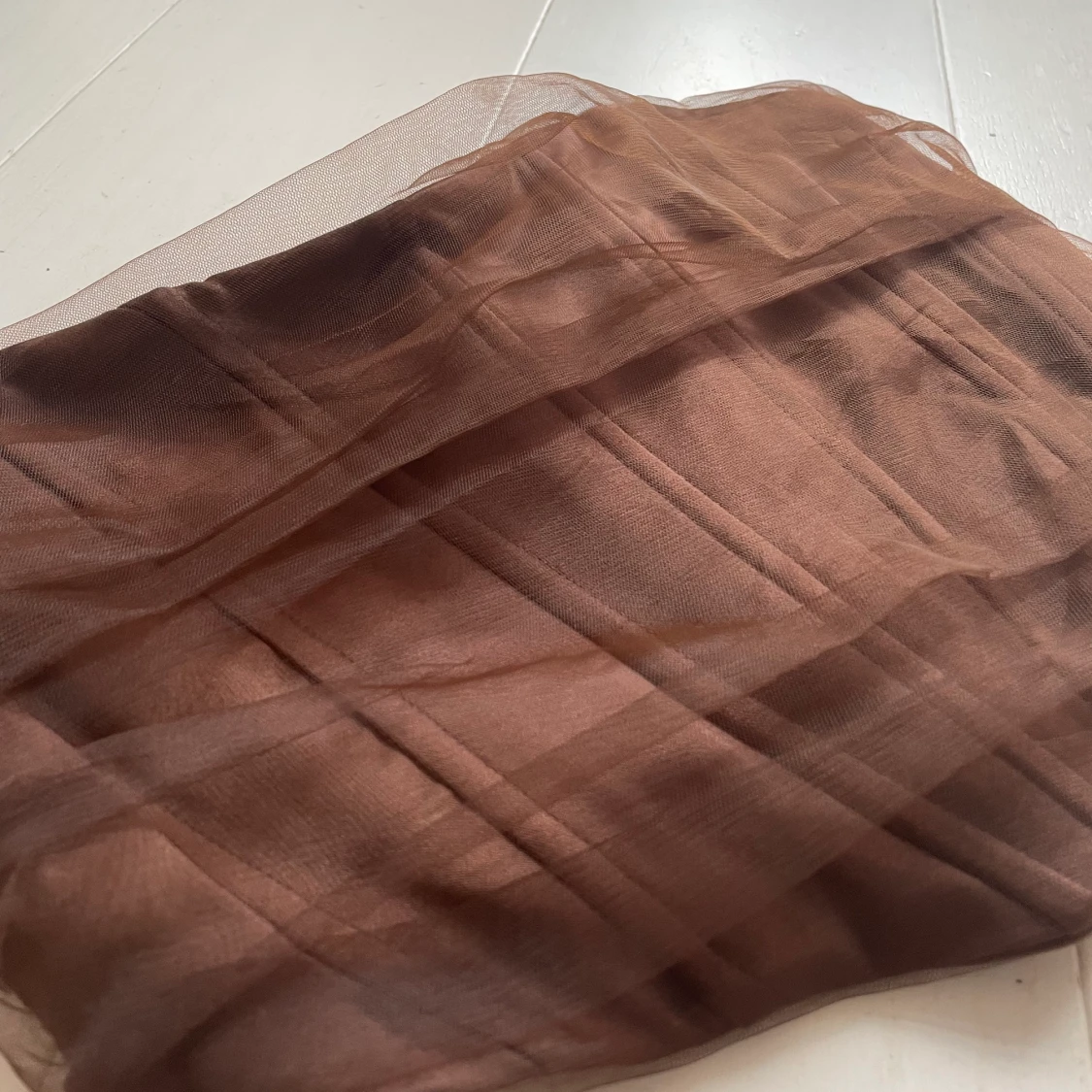 Brun topp, sammet och tyll.  - 91