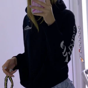 Daily basis Hoodie  - Säljer min fina daily basis Hoodie från Zalando då den ej kommer till användning längre. Jättefint skick. 