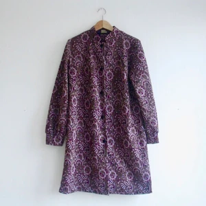 Mönstrad jacka/klänning - Superhäftig glittrande och svensktillverkad jacka som även funkar som klänning. Jimi Hendrix-vibbar! Gör sig så mycket bättre i verkligheten än på bild men bild tre visar tyget bäst. Mycket bra skick!