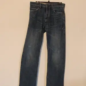 Ett par snygga, grova vintage Timberland jeans som skulle duga lika bra som arbets- som skatebyxor. Har tecken på användning på framsidan av båda benen (se bild 5, även det andra benet ser liknande ut).  Märke: Timberland Storlek: herr 30x32 (längd uppskattad) Skick: Ok vintage skick med lite slitage på båda ben och på baksidan (se bilder). Färg: Mörkblå Denim Fit: Straight leg Material: 100% Bomull Producerad: Kina  Exakta mått kan ges vid efterfrågan!  Lycka till med budgivandet!