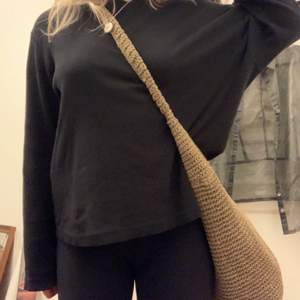 Cool brun crossbody väska i crochet material⭐️⭐️⭐️