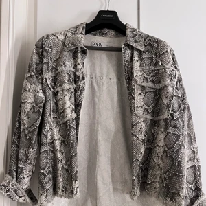 Jacka zara - Säljer denna jacka!! Super snygg helt slutsålda på zara! Fina detaljer med nitar 🖤🖤