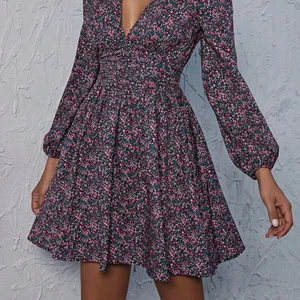 Klänning storlek M  - Fin sommarklänning från shein i storlek M. Bra passform och fint skick, använd endast 1gång ☺️