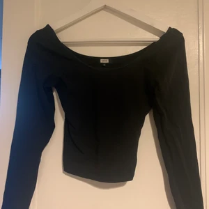 Svart tröja  - Långärmad svart basic tröja från Bikbok!