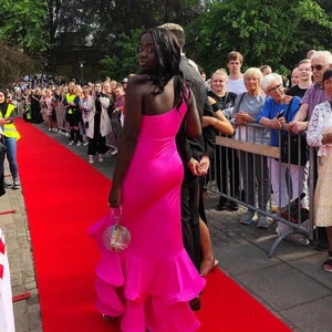 Bal klänning - Balklänning i en rosa färg med volanger i slutet. 