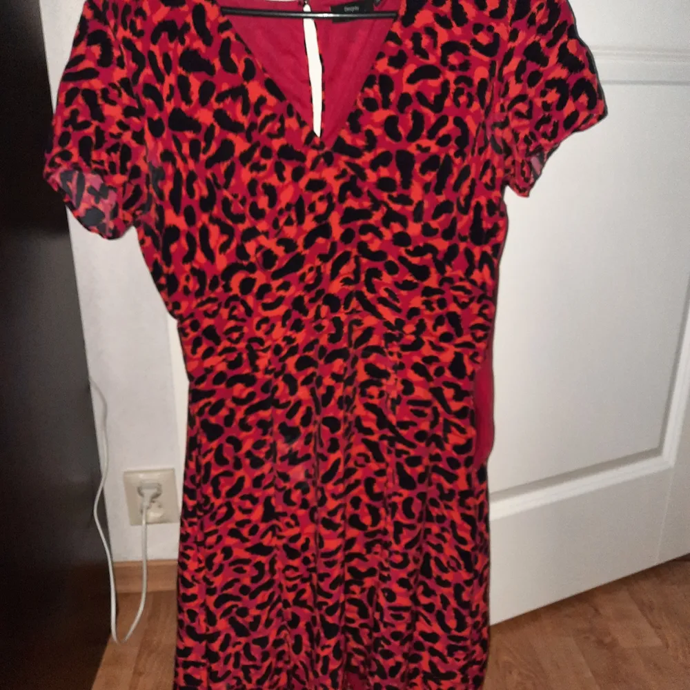 Aldrig använd, jätte fin röd klänning vill sälja för den den är lite för stor för mig. Storlek 38 . Klänningar.