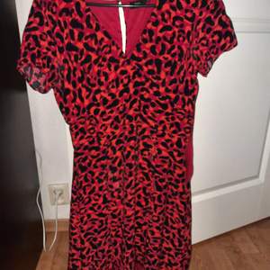 Aldrig använd, jätte fin röd klänning vill sälja för den den är lite för stor för mig. Storlek 38 