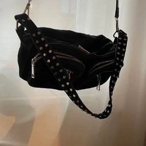 Noella väska  - Säljer min noella väska som är i topp skick!! Har inte använd den så mycket tyvärr. Så skulle säga den är i ett gott skick💗💗💗