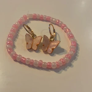 Armband och örhängen  - Ett par jätte fina örhängen med ett matchande armband, hand och hemma gjorda. Aldrig använda.❤️