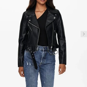 Skinnjacka - Skinnjacka från Only i storlek 34, aldrig använd. Lånade bilder så skriv om du vill ha egna bilder. Köper står för spårbar frakt❤️ pris kan diskuteras vid snabb affär