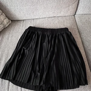 Kjol/byxa - Säljer denna otroligt fina kjol/ byxa !!! De ser ut som en kjol när man har på den men är ett par ”shorts” 💓otroligt smart lösning så slipper man va rädd att kjolen åker upp💙storlek xs men passar xs-M