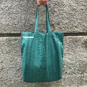 Tygkasse - Vi säljer tygkassar i återbrukat tyg och tråd. Alla kassar är unika så först till kvarn! 