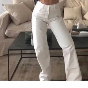Vita Zara Jeans - Jätte fina jeans från Zara, strl 38 🧚  De går att klippa om de skulle vara för långa! Jag är 167 och de går under hälen på mig, vilket gjort att det finns en fläck längst ner som man ser på andra bilden men inget man ser💕 Annars fint skick !!⚡️⚡️ 