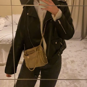 Skinnjacka - Skinnjacka från zara, den är i strl xxl så den är lite oversized!!
