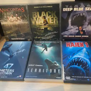 Säljer dessa filmerna som utspelar sig i vattnet med hajar, krokodiler m.m🦈🐊 Ps: Hajen 2 är lite sliten på pappret men utöver det är alla i bra skick. 
