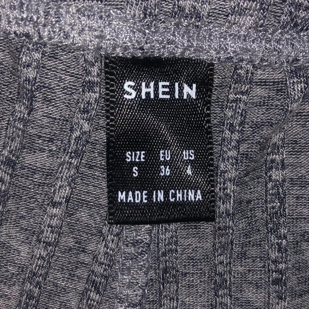 Ett par eleganta grå ribbade utsvängda byxor från SHEIN, Helt nya och har aldrig används. Superfint stretch tyg och är INTE genomskinliga. ❤️ . Jeans & Byxor.