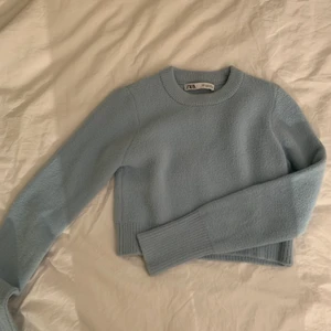 Blå Zara tröja  - Säljer denna fina blåa tröjan från zara! Använt få gånger och är i fint skick. Tröjan är blåare än vad den ser ut att vara på första bilderna! Hör av er om ni är intresserade eller har fler frågor + köparen står för frakt 