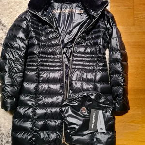 Karl Lagerför dunkappa - Karl Lagerfeld dunkappa med tillhörande nässesär i storlek M. I mycket fint skick. 