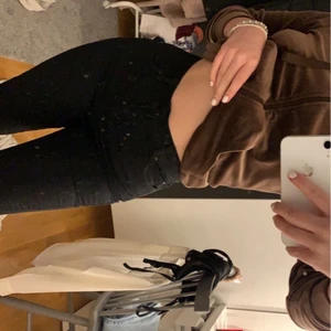 Jeans - Svarta bootcut jeans från gina. Är för korta för mig och därför knappt använda! Vill bli av med de så fort som möjligt! 