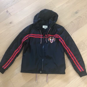 Gucci jacka - Svart Gucci jacka med tiger och röda stripes. Precis som ny.