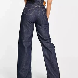 Levis byxor  ”Ribcage wide leg” - Dessa levis byxor är jeans mörk blå färg, storleken är 26. Själv är jag 1,71 (tjej) och dem passar perfekt i längden✨✨ Jag säljer dem eftersom dem är alldeles för små i midjan på mig. Alla knappar är i brons men gylf knappen är i silver. På baksidan finns