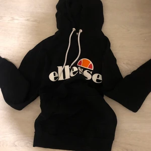 Ellesse hoodie - Säljer en ellesse hoodie då jag inte längre använder den. Använd många gånger men fortfarande bra kvalite🥰