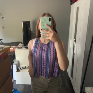 Linne - Säljer mitt mönstrade linne, använt fåtal gånger! Stl S men det passa även XS och kanske M! Kan mötas upp i Huddinge eller i närheten, annars står köparen för frakt vilket kan ligga mellan 50-70kr🤎