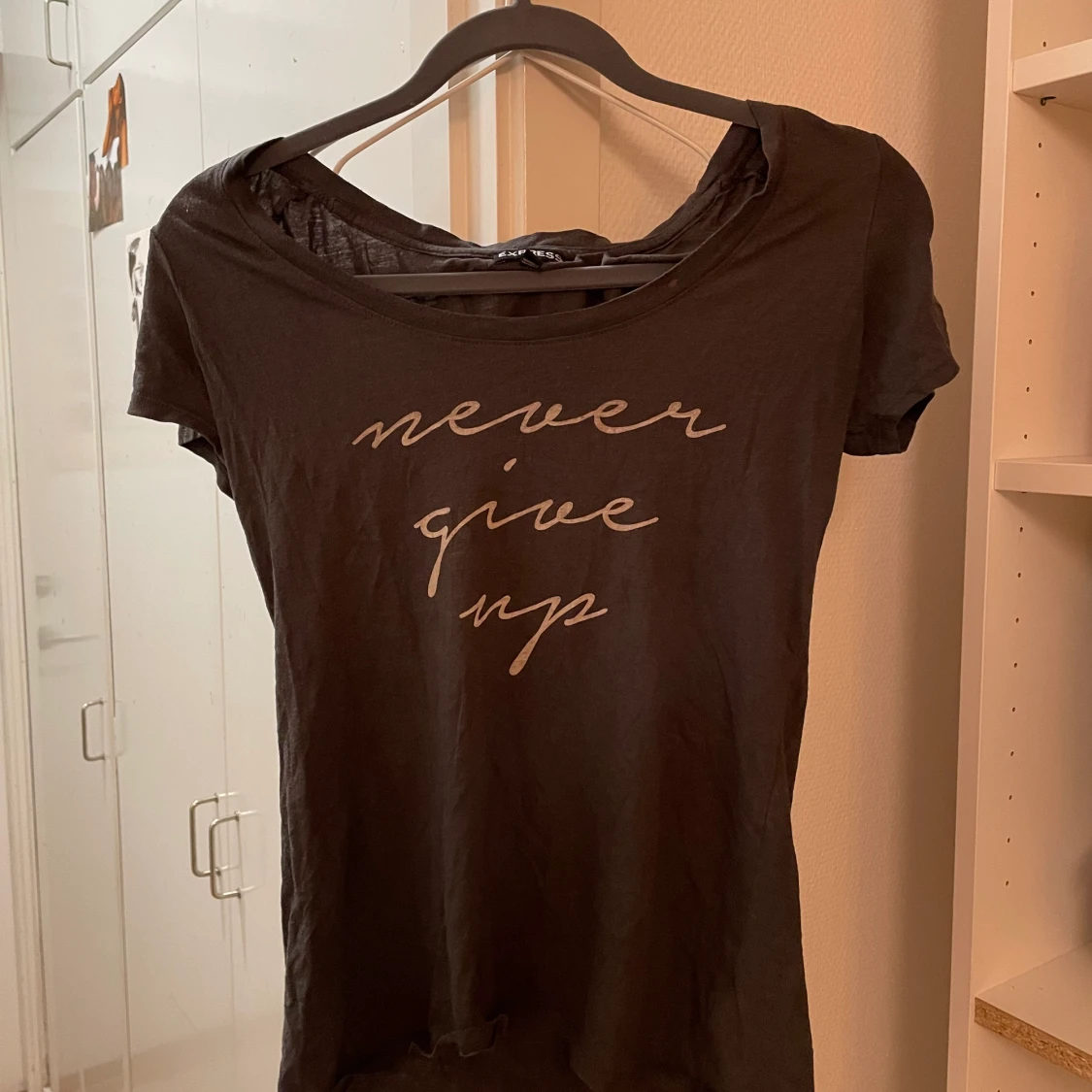 Never Give Up T-Shirt Size S