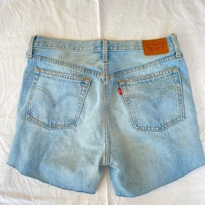 Levis shorts - Ljusa levis shorts, inte jättekorta💕 klippt till själv t.ex en kort slits på sidan🤍