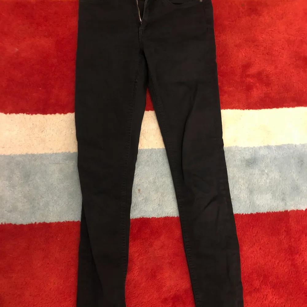 Svarta slim jeans från Acne stl 23/32. Använda och tvättade men hela och väldigt fin passform. 200:- eller bud!. Jeans & Byxor.