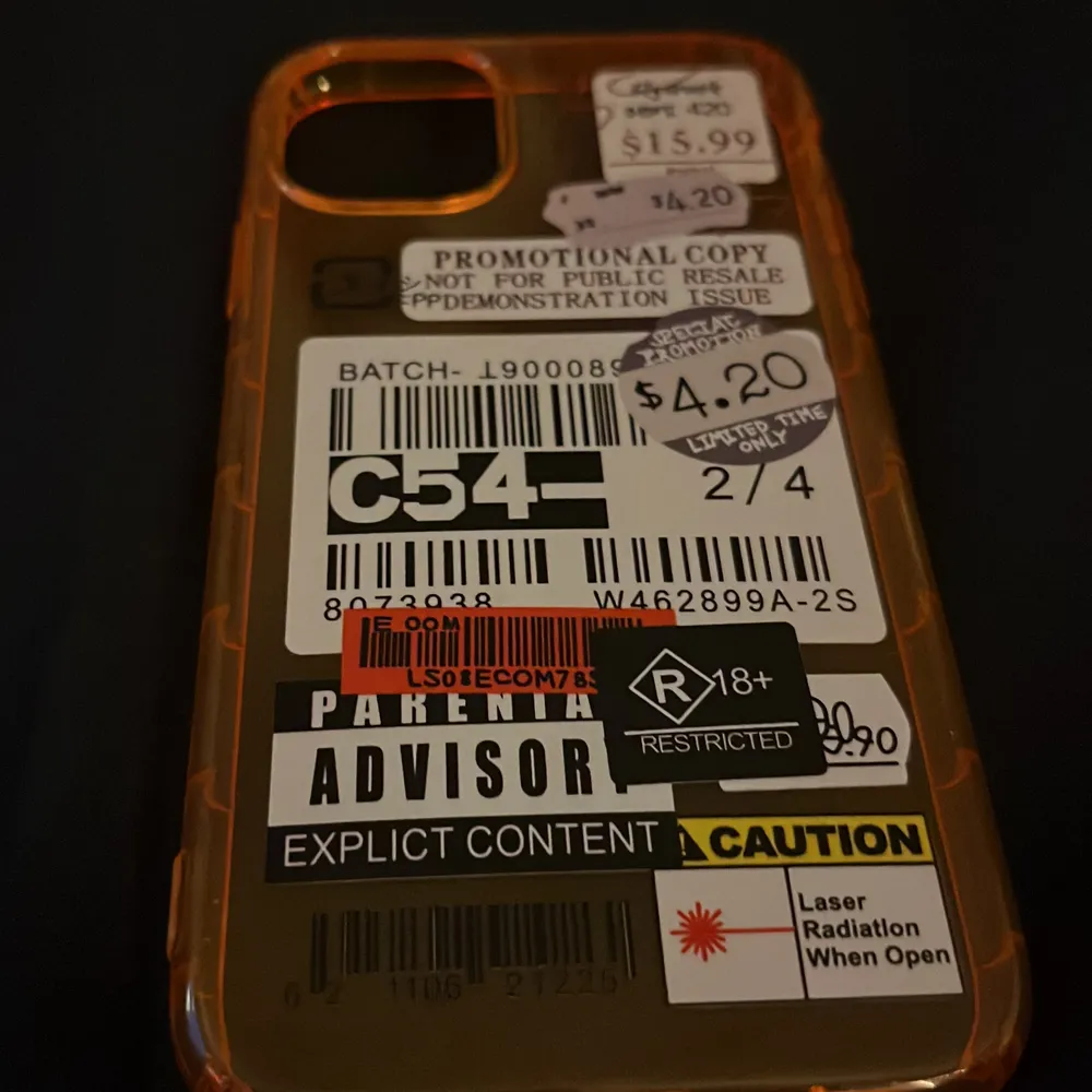 Ett fint orange mobilskal till iphone 11, anledning till att jag säljer det vidare är för att jag nyligen bytt mobil. . Accessoarer.