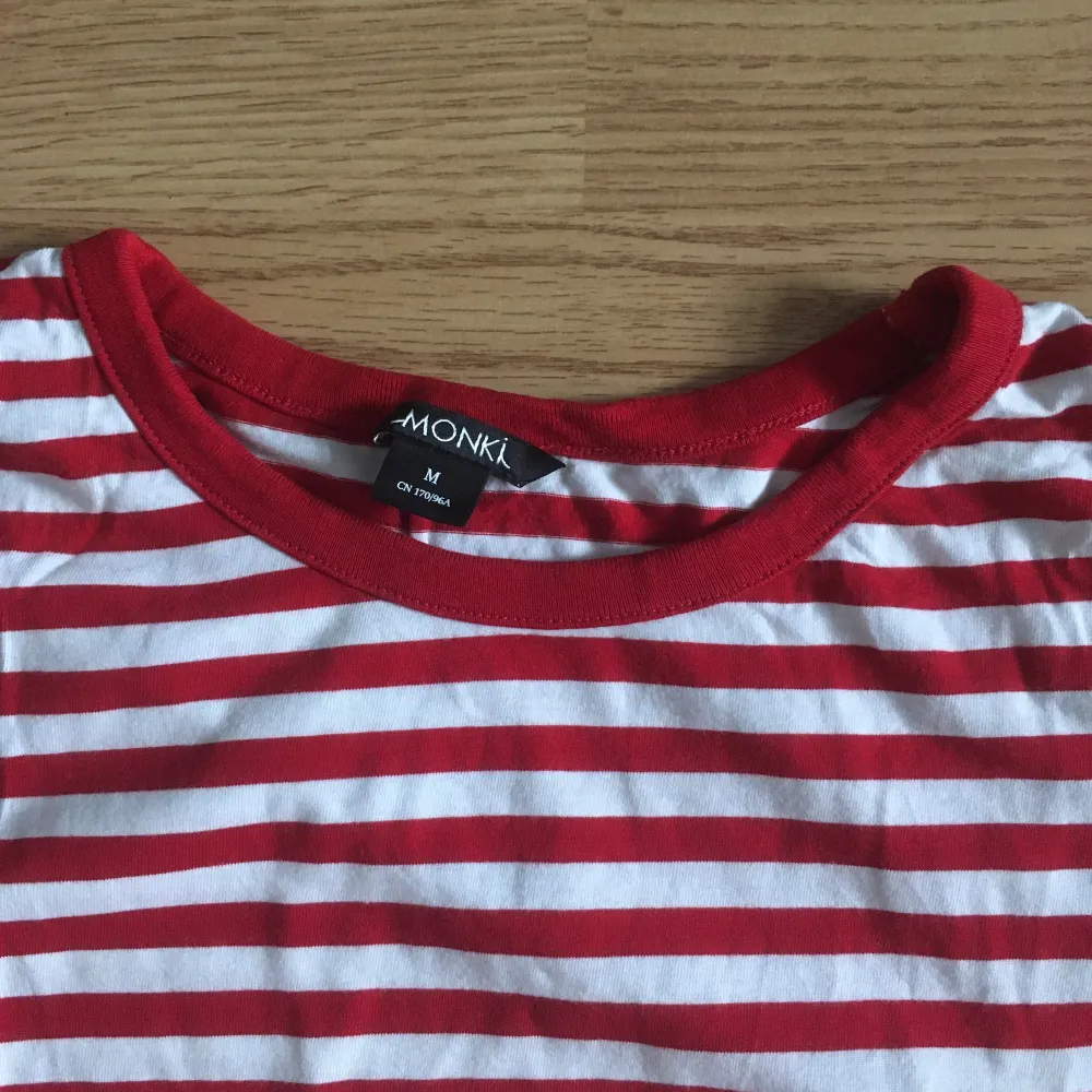En röd randig tröja från Monki i storlek M. Säljer pga att den ej kommer till användning. Finns inga defekter på den:) Konakta gärna om frågor finns eller om du vill ha fler bilder på den ✨. Tröjor & Koftor.