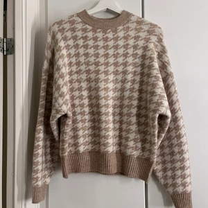 Stickad tröja - Säljer denna stickade tröjan i storlek S aldrig använd😍