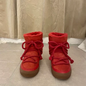 Inuikii vinterskor - Så fina och sköna röda vinterskor från inuikii i storlek 38. Skorna är i bra skick. Köpta förra vintern nypris 2700kr, köparen står för frakt 🧸❄️