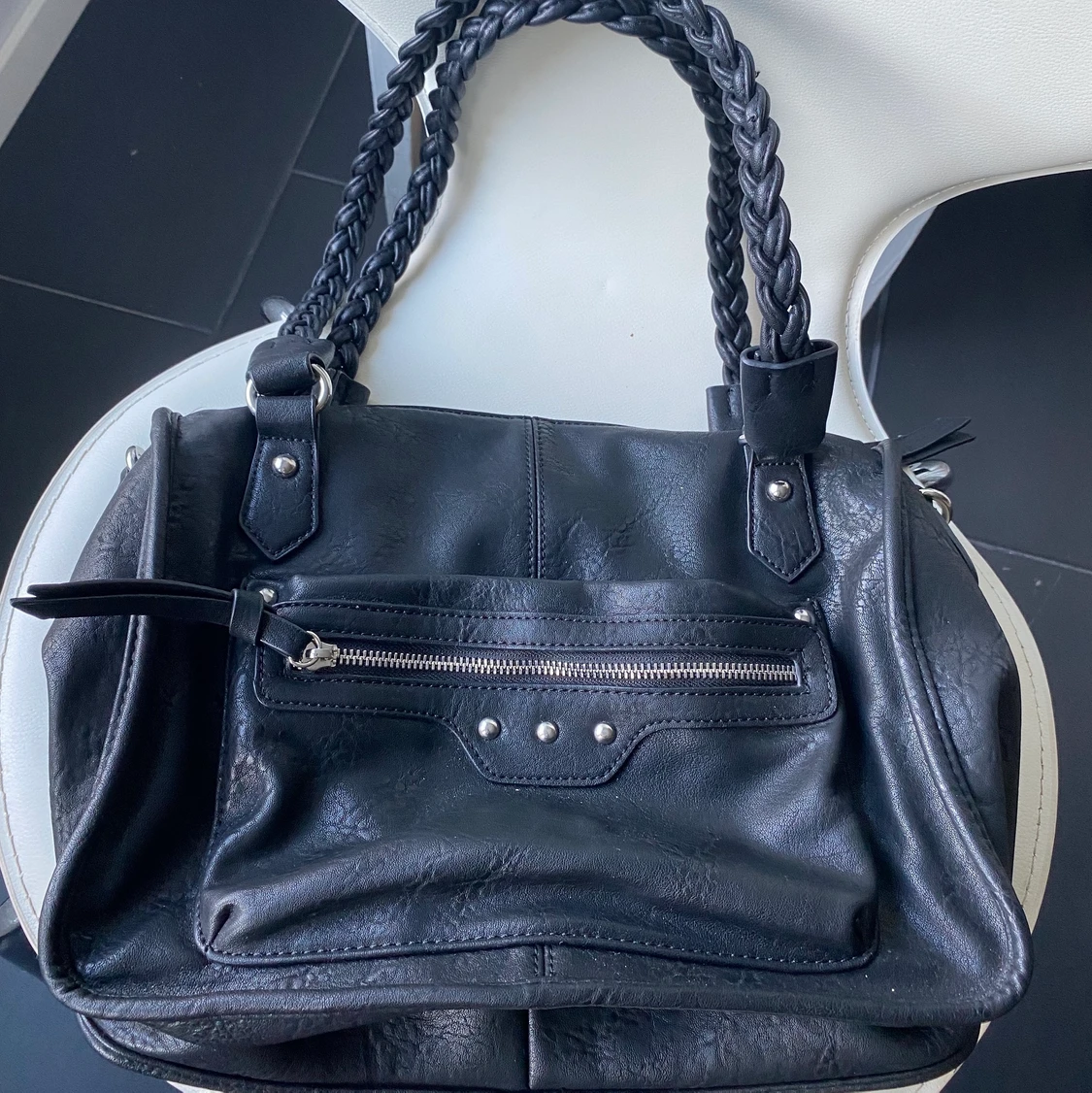 Svart mellanstor väska