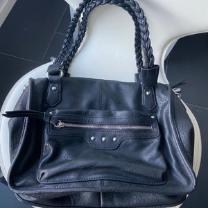 Svart mellanstor väska  - Svart mellanstor väska med många fack! Fint skick! 