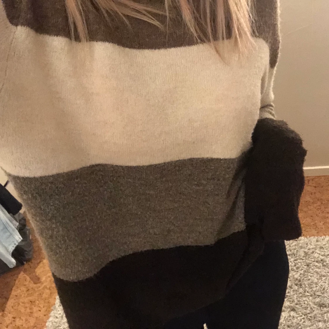 Stickad tröja i storlek XS - 90