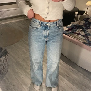 Jeans - Ljusblå Jeans från bikbok i nyskick strl 29 och passar mig som har s,m i byxor.