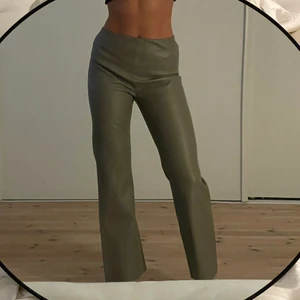 Skinnbyxor - Byxor från Soaked in Luxury, i grått och brunt. Byxorna är hyfsat stretchiga! I mycket bra skick. Jag är 170 cm lång. 250kr per byxa men köper du båda får du dem för 400kr. Köparen står för frakten, jag kan även mötas upp i GBG❤️