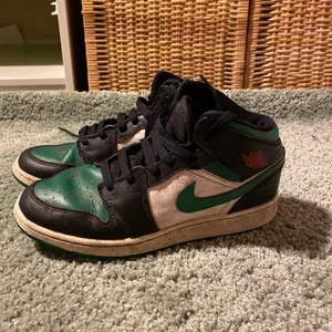 Jordans - Gröna jordans i storlek 39, rätt så slitna. 