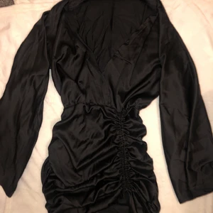 Satin Klänning  - Så fin klänning klänning i satin/silke från plt, stl 36